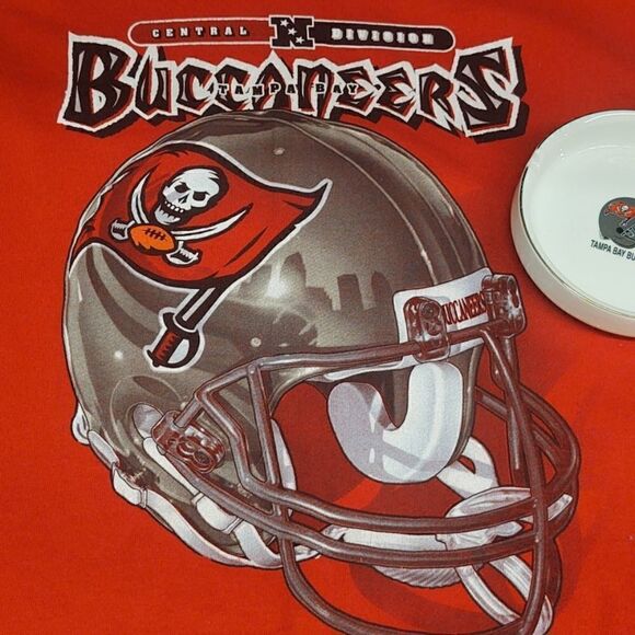 Tampa Bay Buccaneers fan, 2 tees, hat, coin tray bundle! - Picture 3 of 10